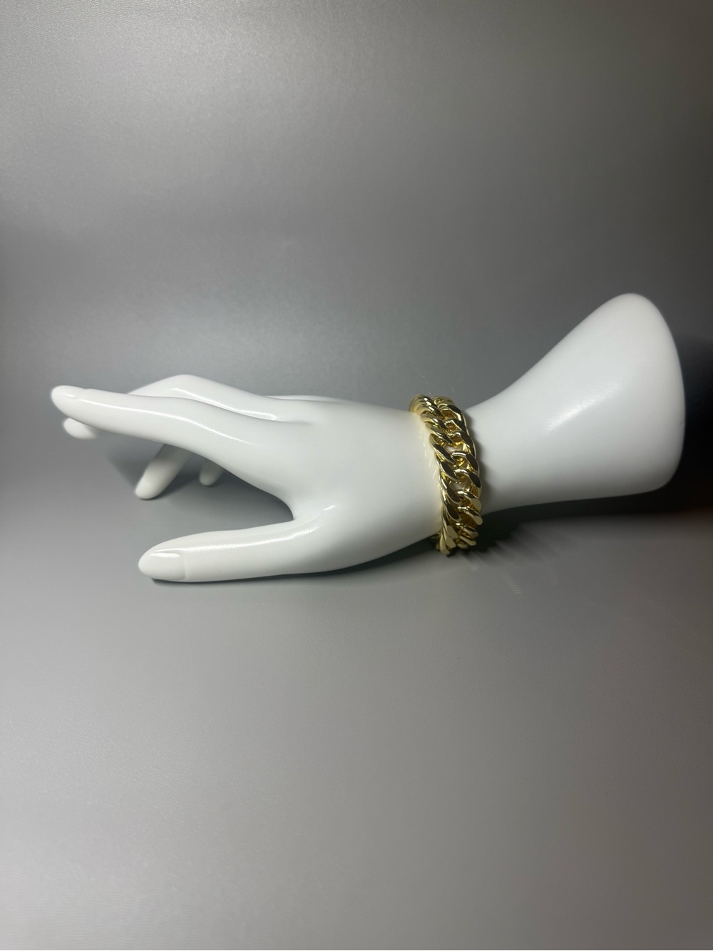 Gold Curb Chain Bracelet - Women's Fashion Jewelry